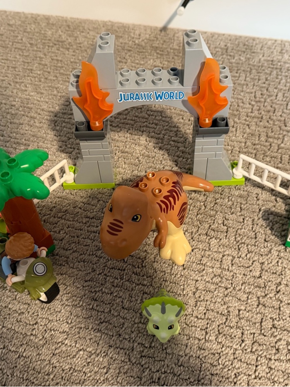 Lego Duplo Jurassic World T. Rex and Triceratops Dinosaur Breakout 10939 - Picture 5 of 7